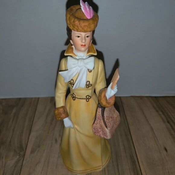 Avon President's Club 1981 Mrs. Albee Award Doll Figurine.L 9.5"w 3.5" - Picture 1 of 9
